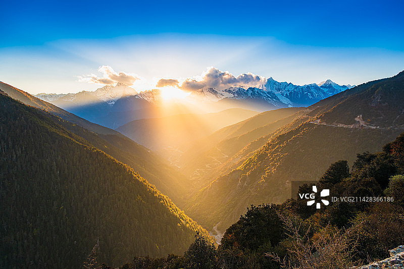 梅里雪山的日落图片素材