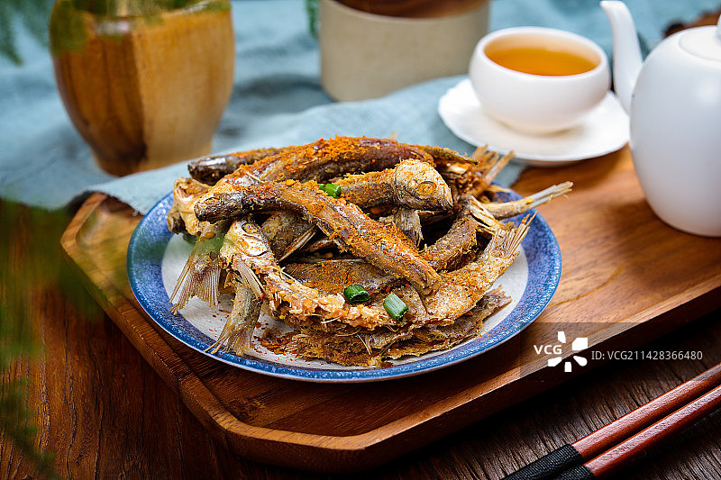 香辣美味下酒菜油炸刁子鱼干图片素材