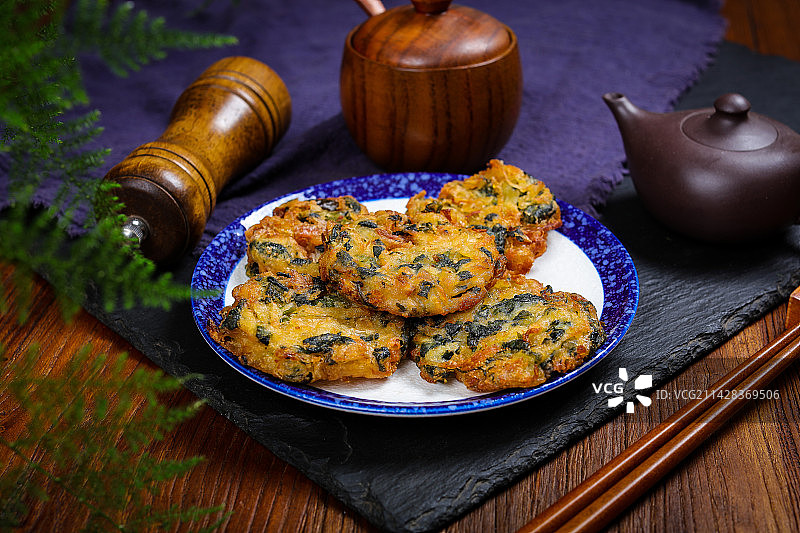 香酥美味特色小吃油炸蔬菜虾饼图片素材