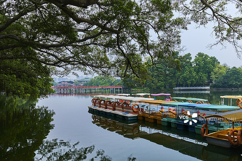 广州东山湖公园湖上游船与树林图片素材