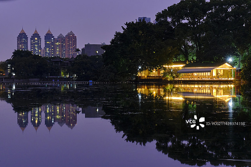 广州东山湖公园树林房屋建筑夜景灯光图片素材