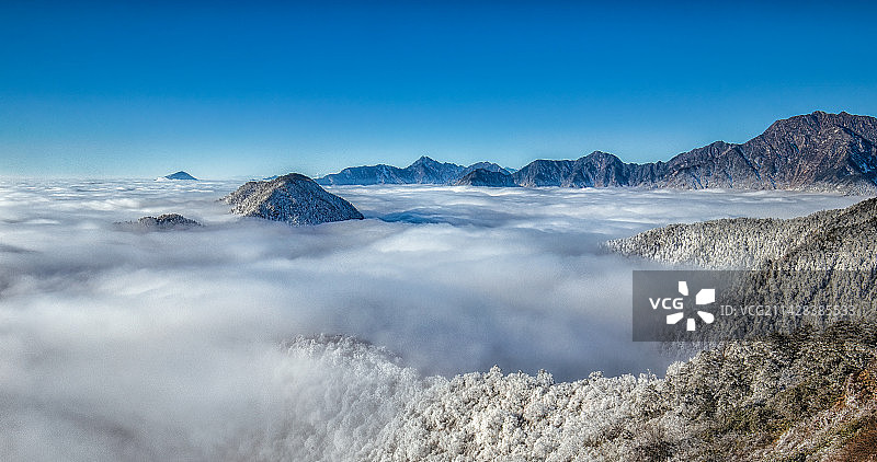 西岭雪山云海翻滚图片素材