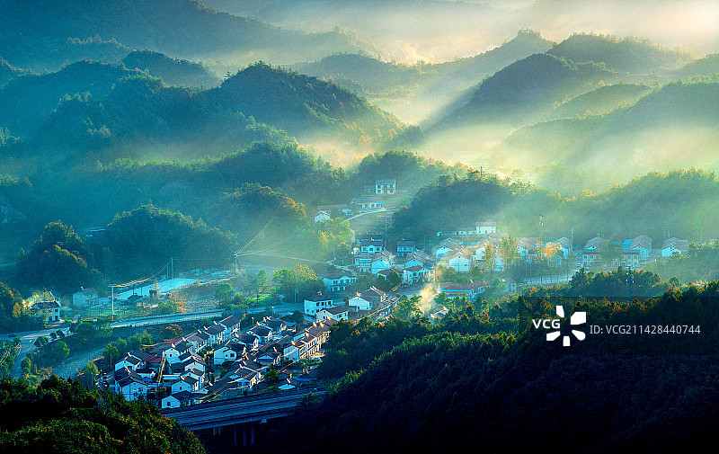 宜昌远安县晨雾中的村庄图片素材