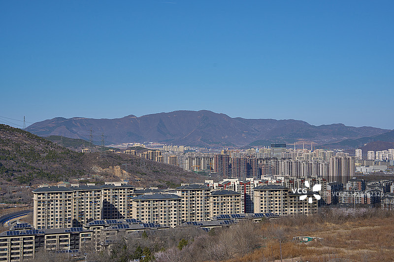 蓝天映衬下的北京门头沟戒台寺附近小镇景观图片素材