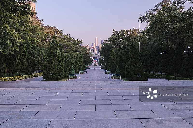 广州黄花岗七十二烈士陵园与城市高楼建筑图片素材