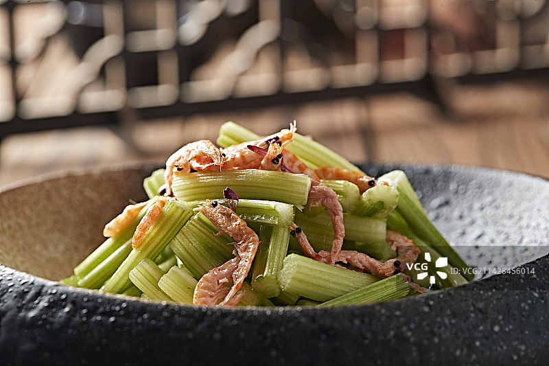 凉拌西芹樱花虾干图片素材