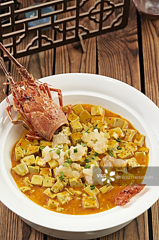 咖喱汁炖澳洲龙虾配鸡蛋豆腐图片素材