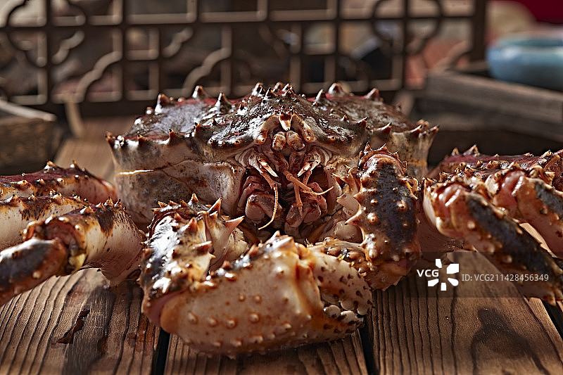 木板上的北美阿拉斯加帝王蟹图片素材