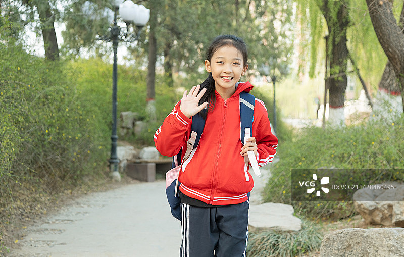 穿着校服户外打招呼的小学生图片素材