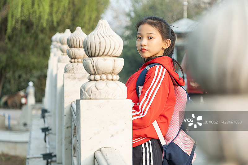 户外背着书包的小学女生肖像特写图片素材