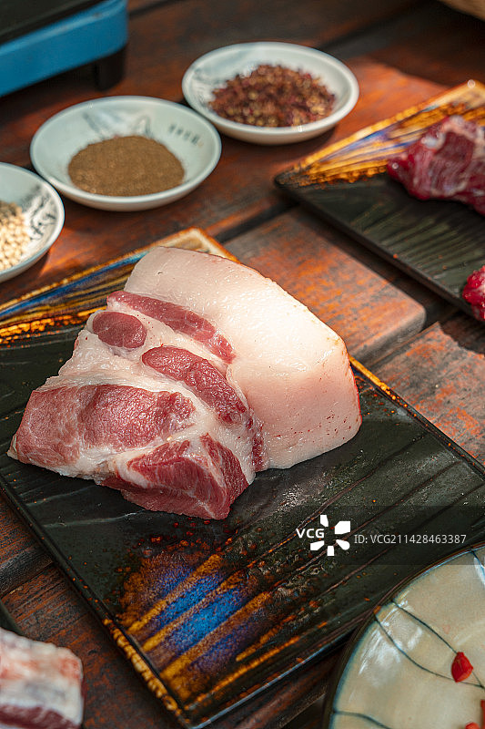 桌上盘子里的肉的特写镜头图片素材