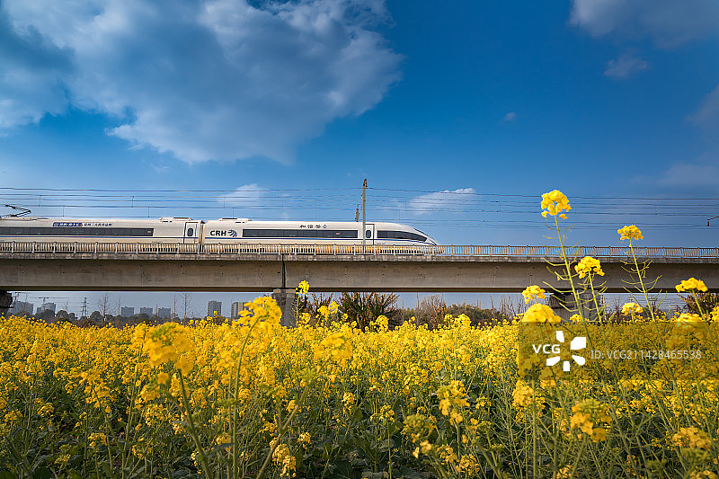 开往春天的快车图片素材