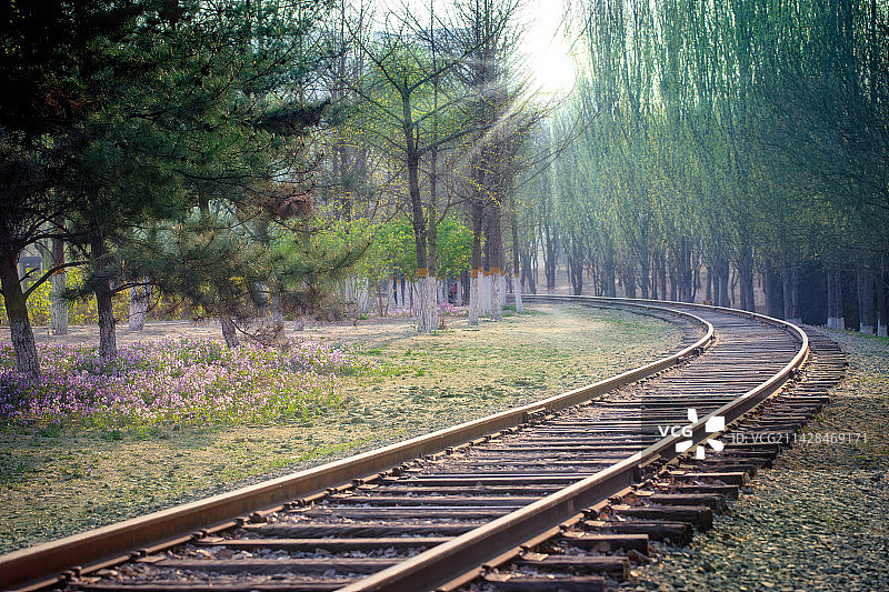 春天蜿蜒的火车铁轨图片素材