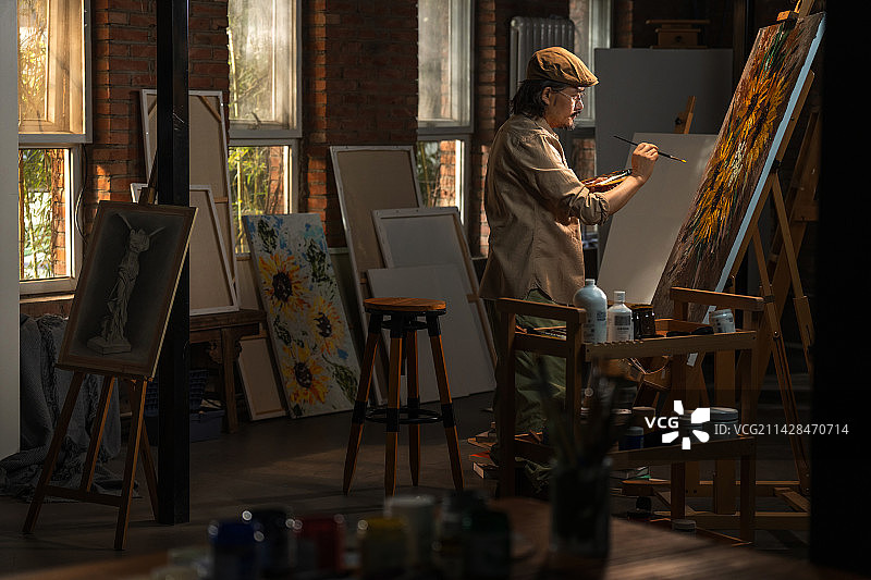 艺术家在工作室认真的绘画图片素材