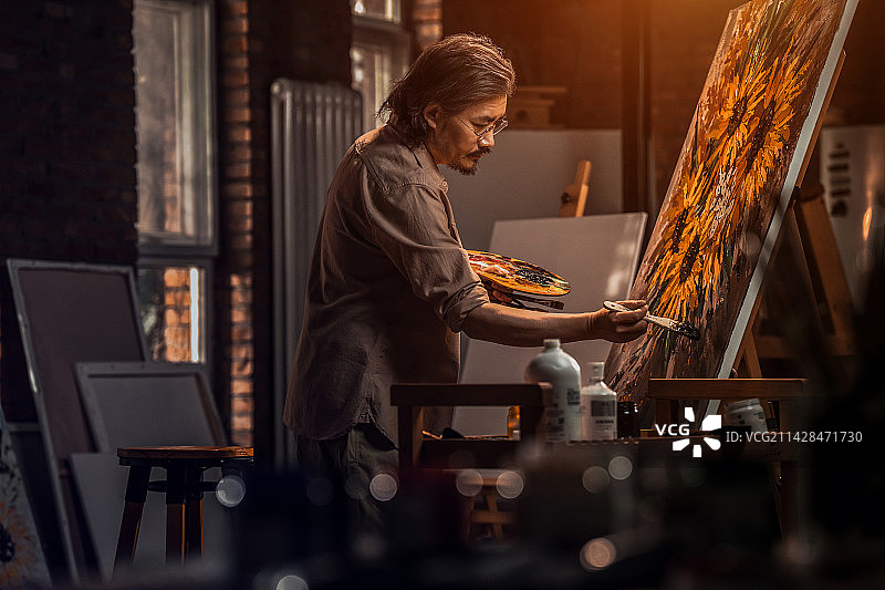 艺术家在工作室认真的绘画图片素材