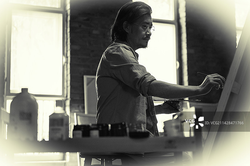 艺术家在工作室认真的绘画图片素材