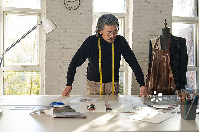 权威的服装设计师绘制设计稿图片素材