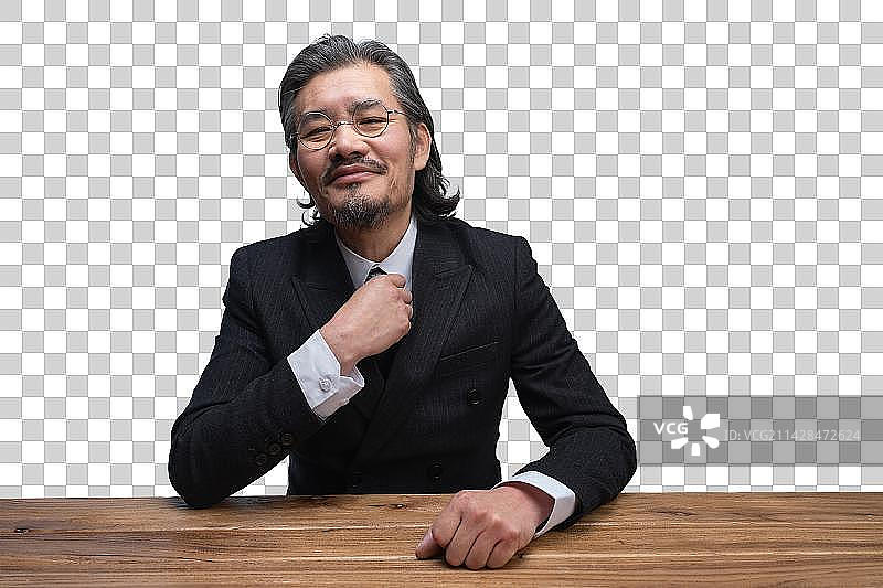 调整领带的商务中老年男人图片素材