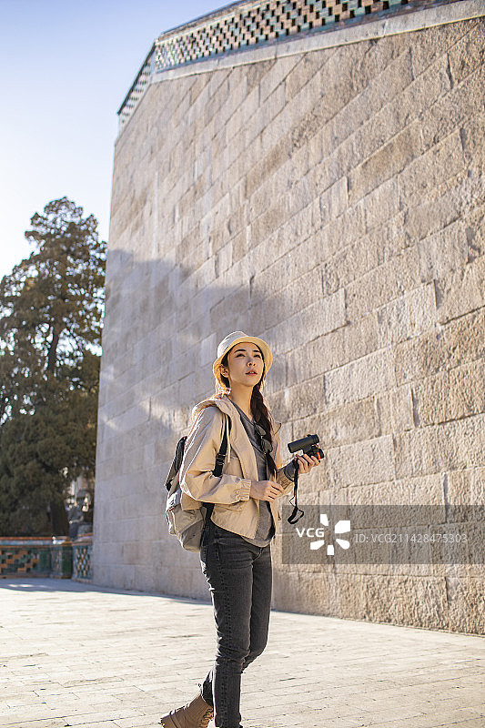 年轻女子在颐和园旅游图片素材