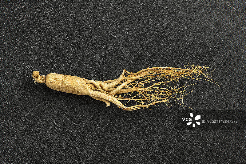 名贵滋补中药材人参摆放桌面上特写图片素材