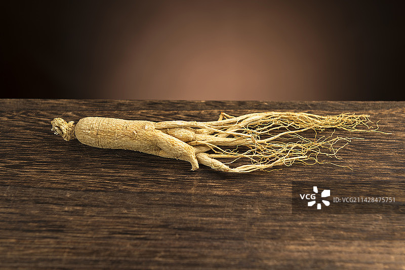 名贵滋补中药材人参摆放桌面上特写图片素材