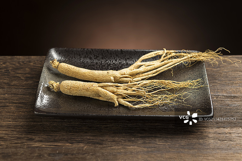 名贵滋补中药材人参摆放桌面上特写图片素材