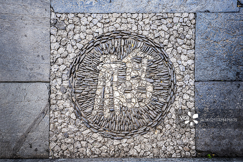 古镇地面路上石板路中用石头鹅卵石拼出的福字装饰图片素材