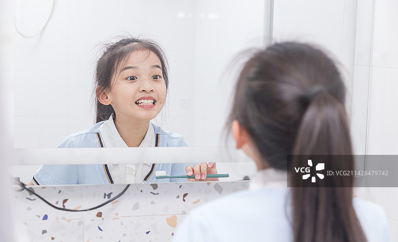镜子前查看牙齿小女孩图片素材