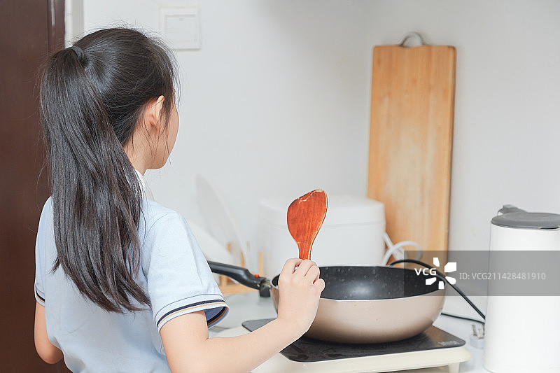 厨房使用厨具做饭的小女孩图片素材