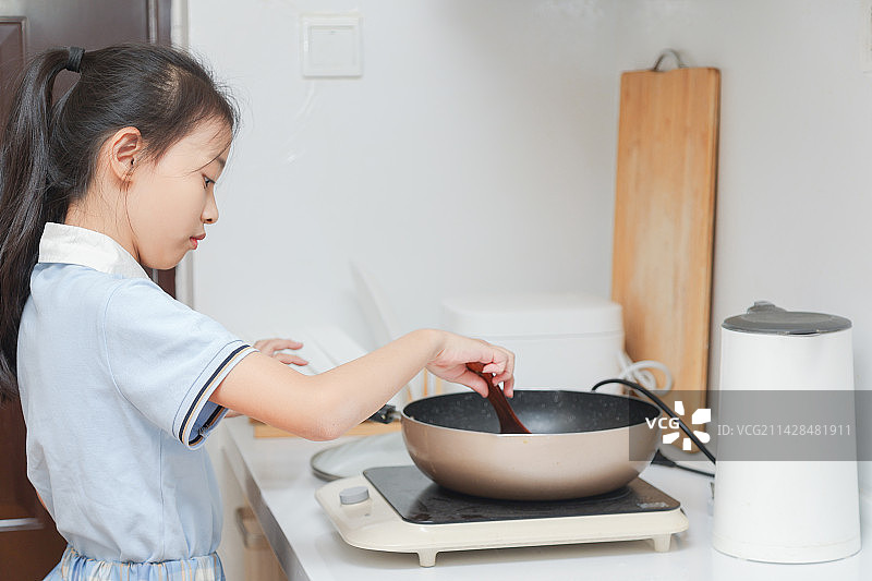 厨房使用厨具做饭的小女孩图片素材