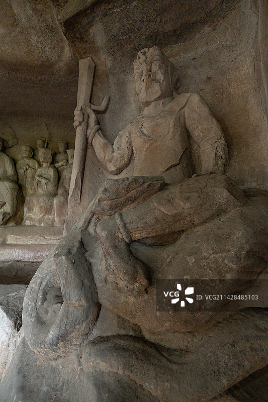 大足石刻石篆山石刻地藏王菩萨龛 龛高180、宽550、深154厘米。龛内正壁刻主尊地藏菩萨像，两侧造图片素材