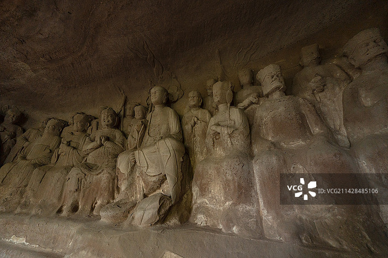 大足石刻石篆山石刻地藏王菩萨龛 龛高180、宽550、深154厘米。龛内正壁刻主尊地藏菩萨像，两侧造图片素材