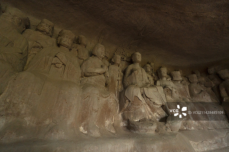 大足石刻石篆山石刻地藏王菩萨龛 龛高180、宽550、深154厘米。龛内正壁刻主尊地藏菩萨像，两侧造图片素材