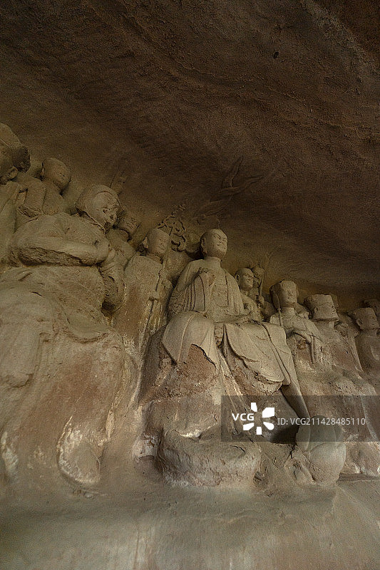 大足石刻石篆山石刻地藏王菩萨龛 龛高180、宽550、深154厘米。龛内正壁刻主尊地藏菩萨像，两侧造图片素材