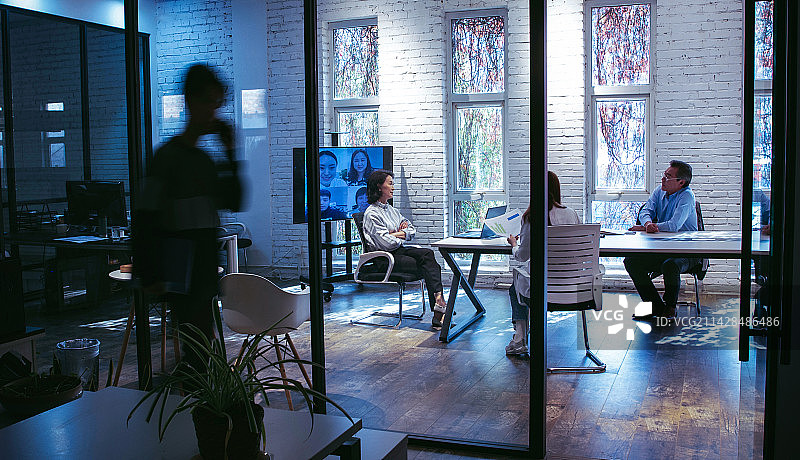 工作场所内的忙碌的商务团队图片素材