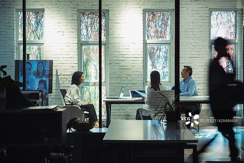 工作场所内的忙碌的商务团队图片素材