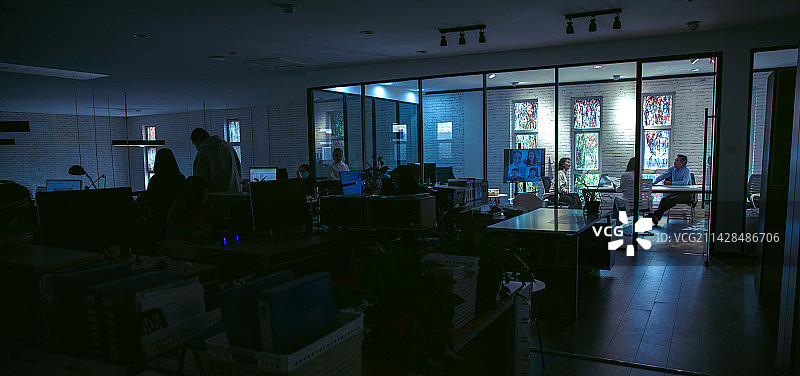 工作场所内进行视频会议的商务团队图片素材