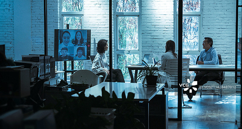 工作场所内进行视频会议的商务团队图片素材