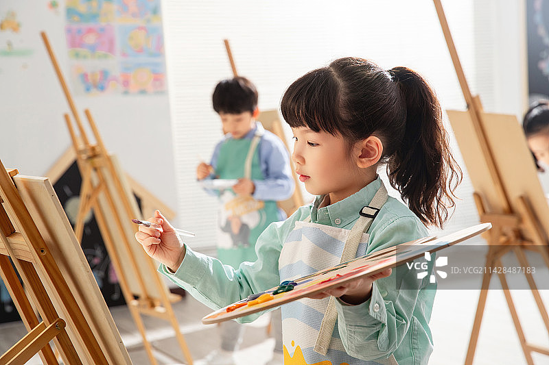 小朋友们学画画图片素材