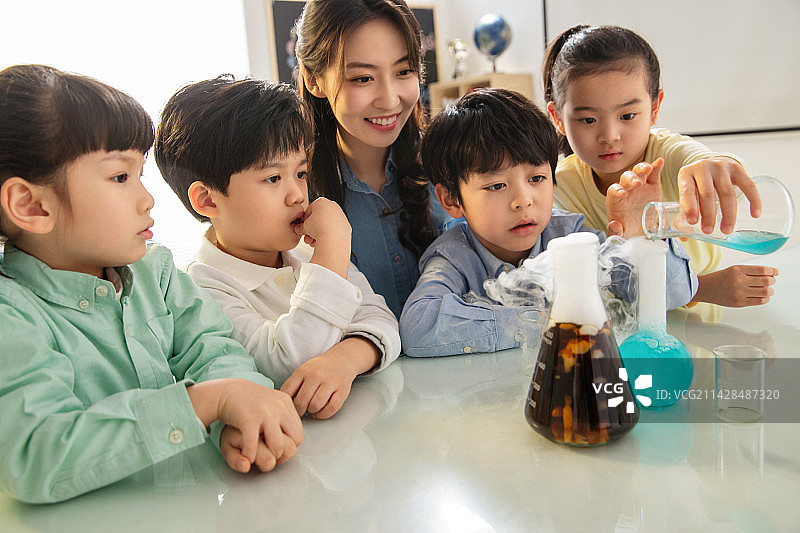 小朋友们做科学实验图片素材