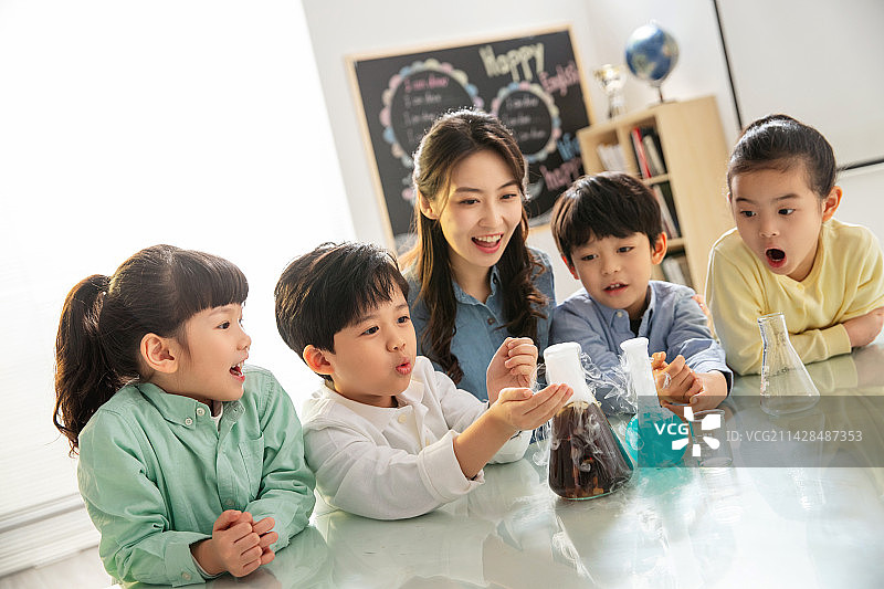 小朋友们做科学实验图片素材
