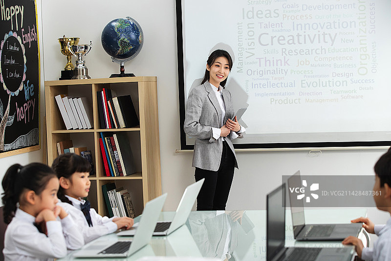 老师给小学生上课图片素材