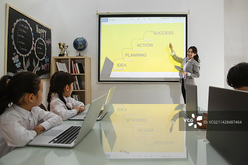 老师给小学生上课图片素材