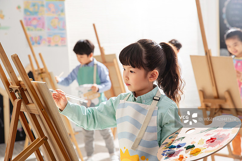 小朋友们学画画图片素材