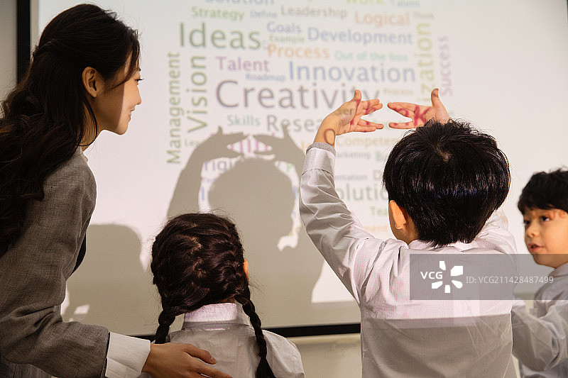 老师给小学生上课图片素材