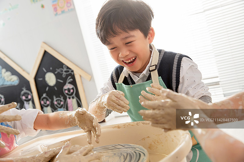 快乐儿童上手工陶艺课图片素材