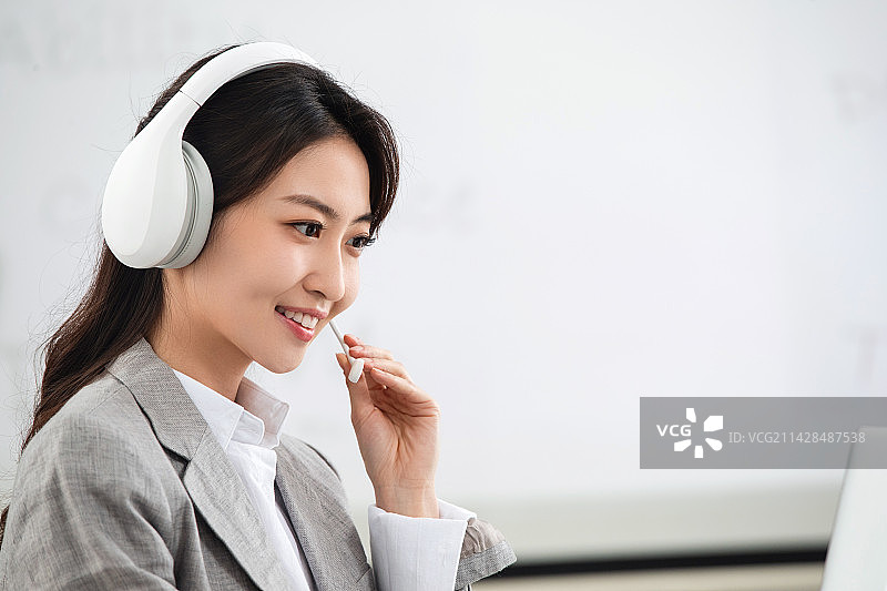 戴着耳机的青年女人图片素材