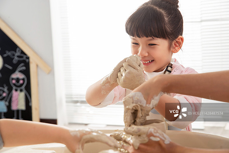 快乐儿童上手工陶艺课图片素材