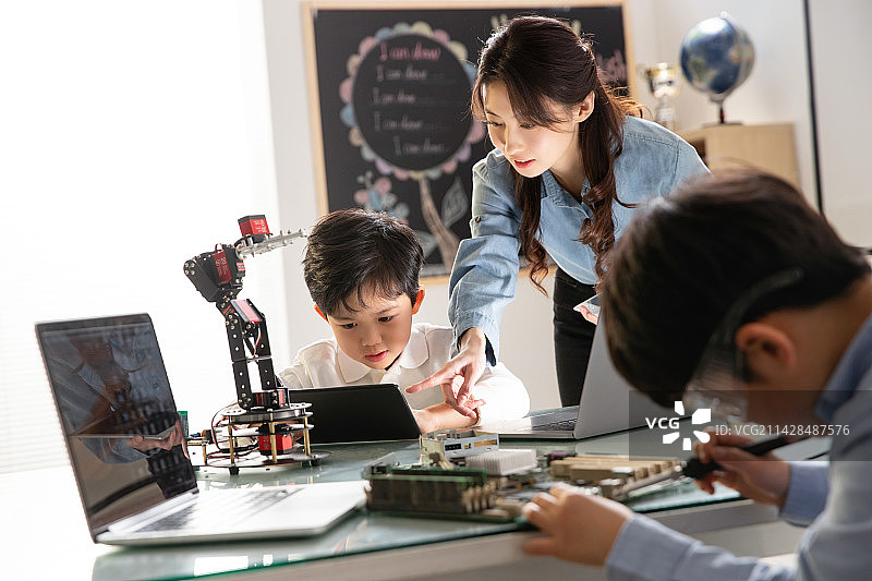 小学生学习机器人编程图片素材