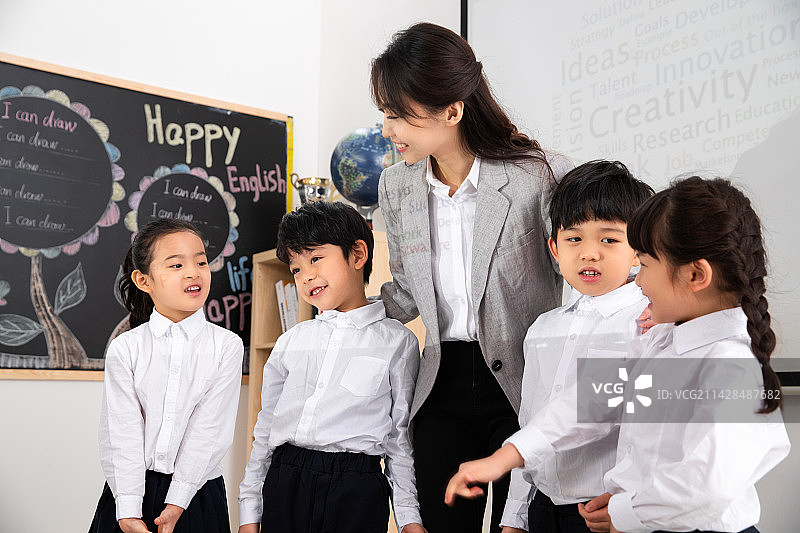 老师和小朋友们在教室里图片素材